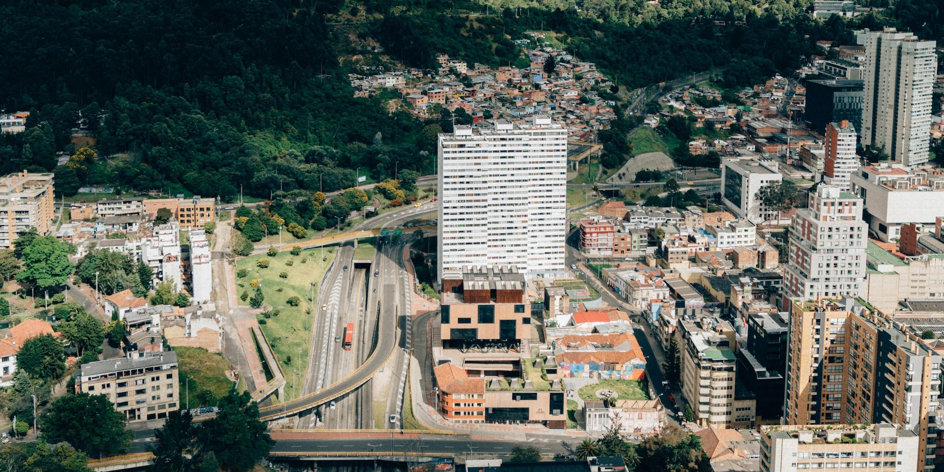 Bogotá announces pilot labeling plan to classify vehicles according to their emissions