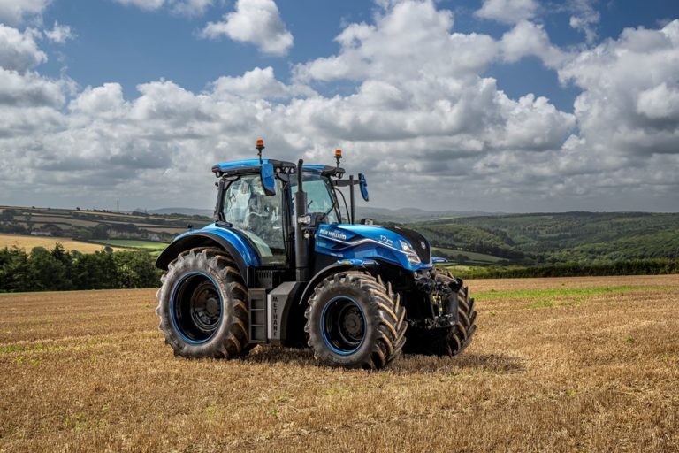 New Holland Agriculture presents world’s first LNG-powered tractor New Holland Agriculture presents world’s first LNG-powered tractor