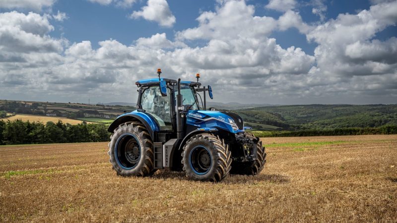 New Holland Agriculture presents world’s first LNG-powered tractor