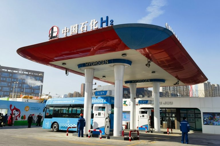 Sinopec puts into operation pioneering hydrogen refueling station in China Sinopec puts into operation pioneering hydrogen refueling station in China