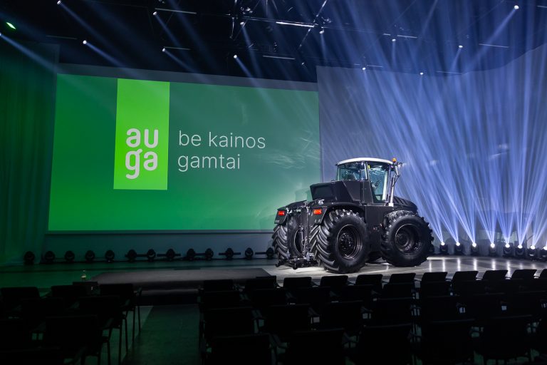 AUGA presents the first batch of its AUGA M1 biomethane hybrid tractor AUGA presents the first batch of its AUGA M1 biomethane hybrid tractor