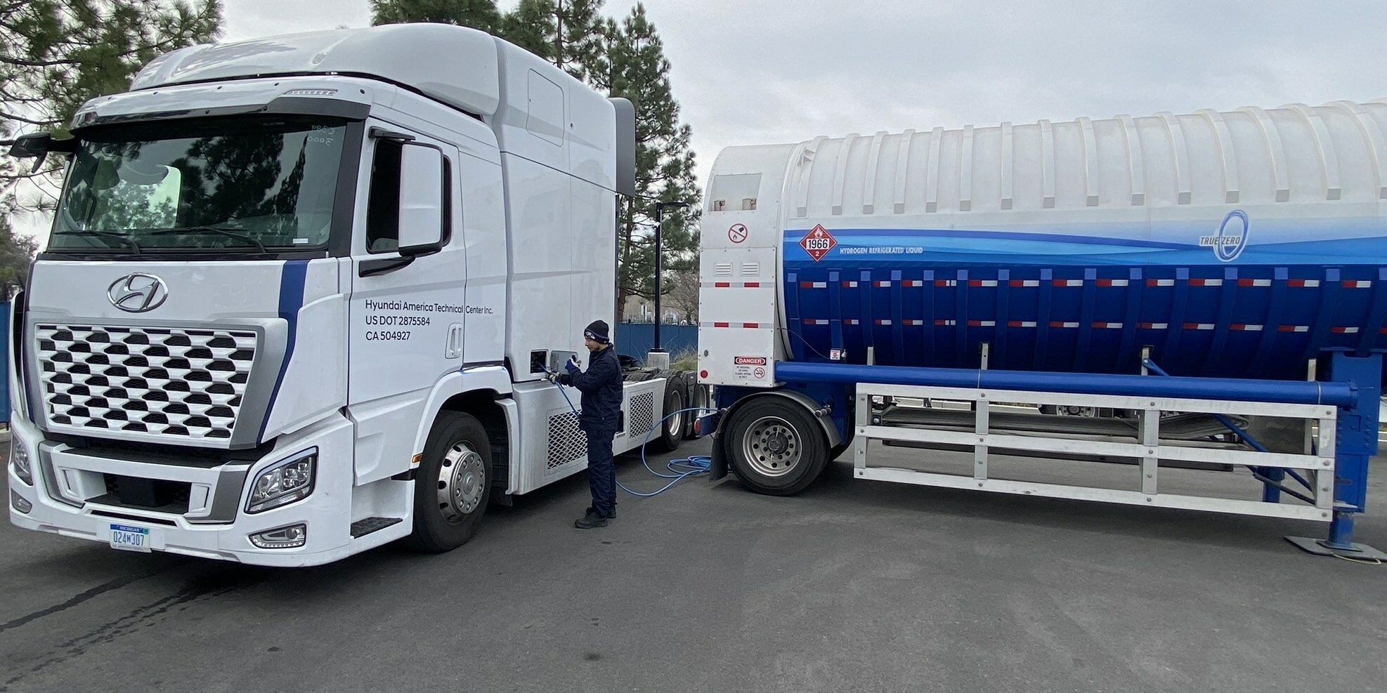 Hyundai Motor participates in pilot to refuel and test drive its hydrogen trucks Hyundai Motor participates in pilot to refuel and test drive its hydrogen trucks