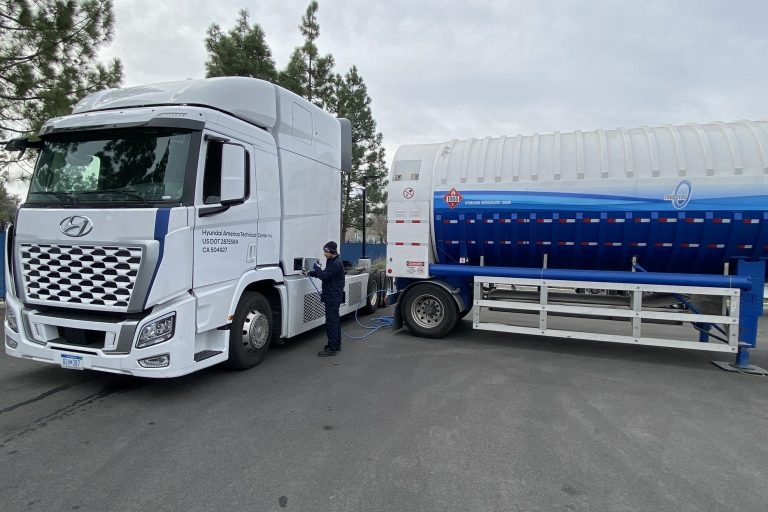 Hyundai Motor participates in pilot to refuel and test drive its hydrogen trucks Hyundai Motor participates in pilot to refuel and test drive its hydrogen trucks